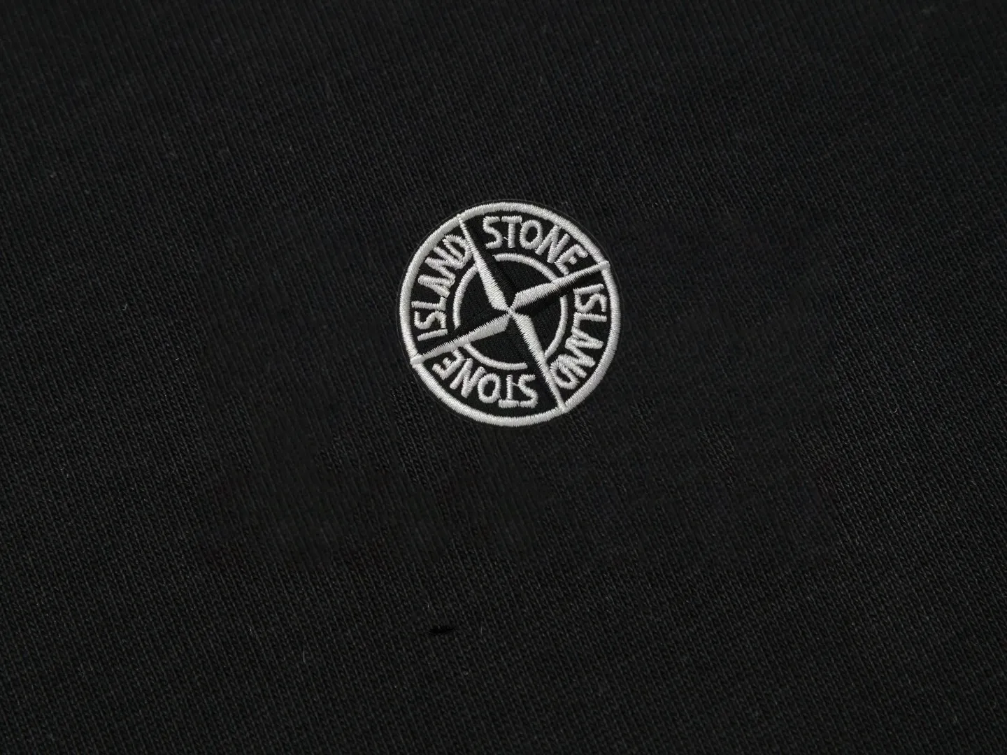 P150 STONE ISLAND Stone Island solid color logo, available at the counter, original order, fashionable and casual round neck short-sleeved T-shirt, the upper body is very unique! Eye-catching and bright, imported original fabric, 🪡 craft letter pattern decorated logo, simple yet fashionable, classic atmosphere, comfortable and breathable, handsome and stylish upper body, 2️⃣ recommended colors, size: S-2XL